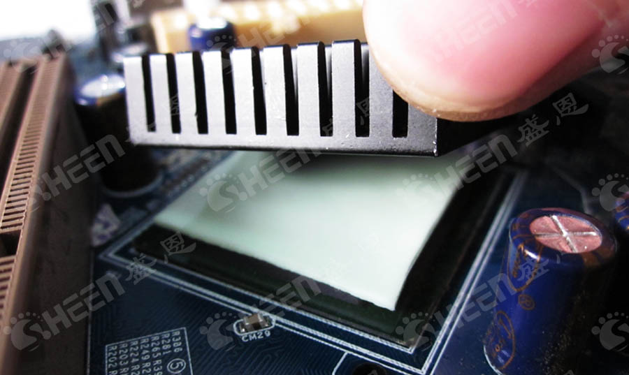 激(ji)光傳感(gan)器的性(xìng)能保障(zhàng)：無矽導(dǎo)熱片的(de)應用